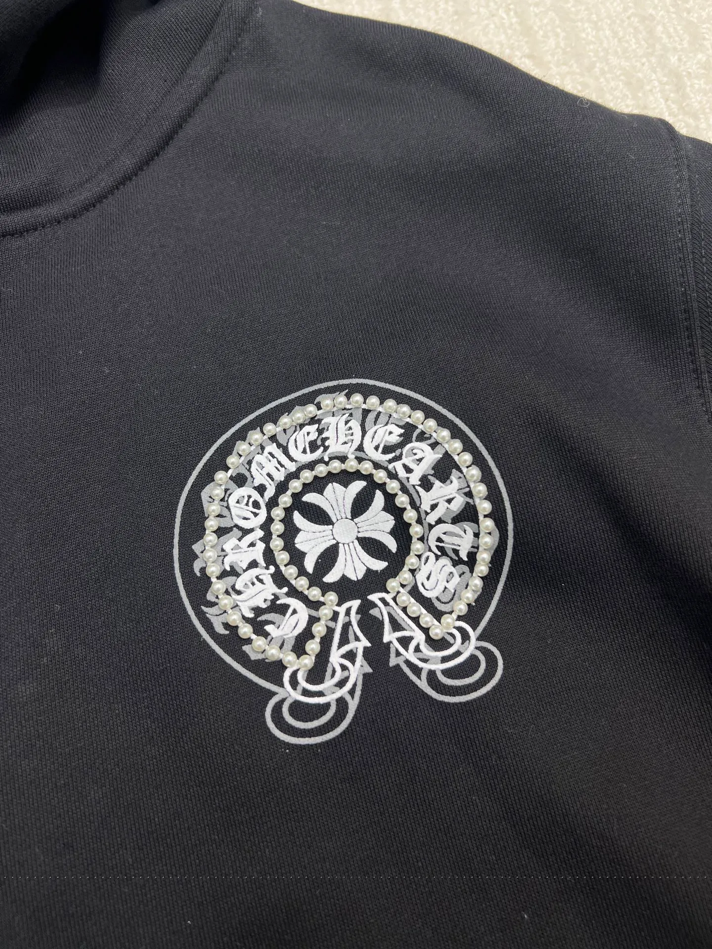 P350 𝗖𝗵𝗿𝗼𝗺𝗲 𝗛𝗲𝗮𝗿𝘁𝘀Cro Heart Pure cotton terry zipper hooded jacket High weight cotton double yarn 380g large terry fabric, fixed and dyed matching ribs, customized full set of accessories, clear letters and perfect restoration without difference. High-end atmosphere, full of class, imported rubber paddle printing graphics and customized bead blasting technology, all wiring is a special machine chain double line.  Size: M L XL XXL